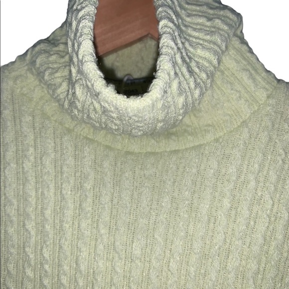 Bershka Cropped Turtleneck Sweater - Picture 6 of 8